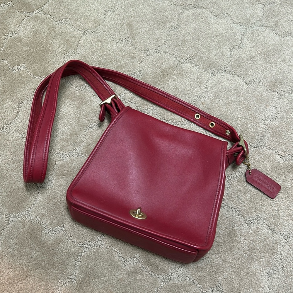 Vintage Legacy Coach 9715 Red Leather Turnlock Crossbody/Saddle Bag